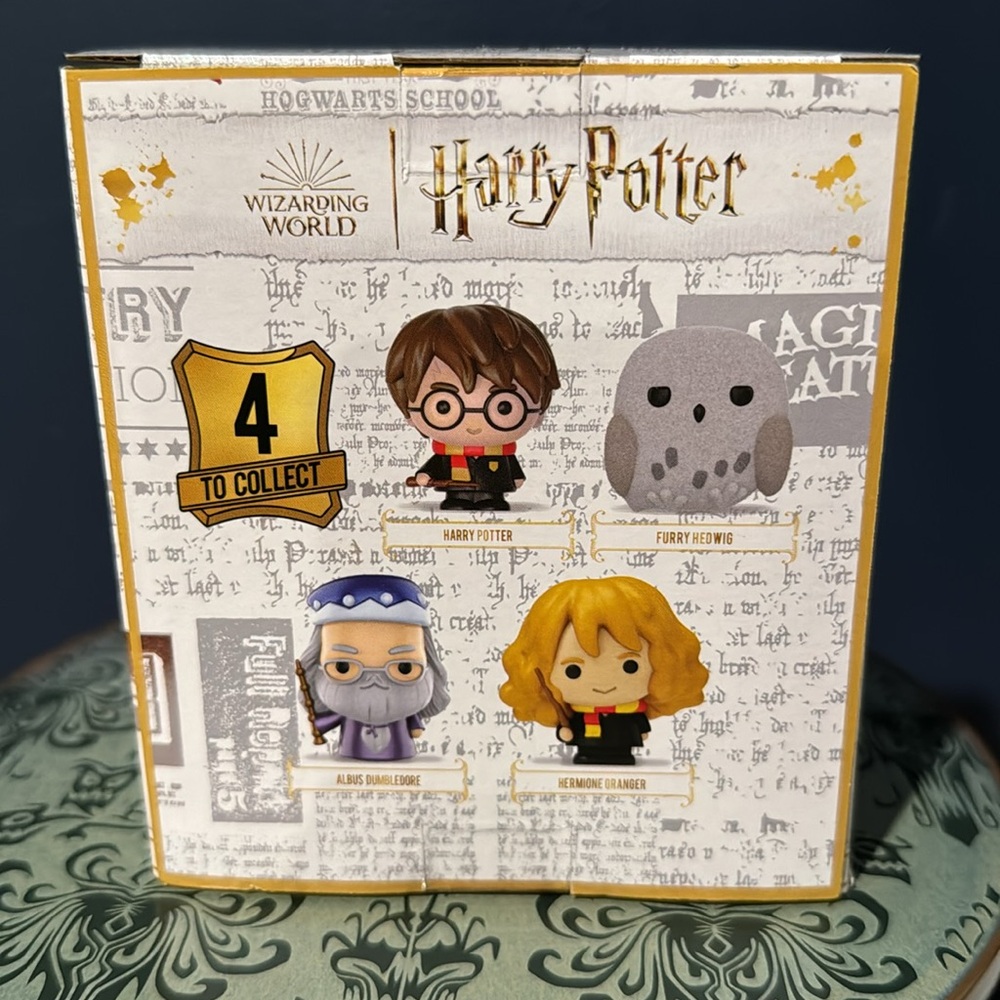 Wizarding world fuzzy hedwig figurine - Picture 2 of 2